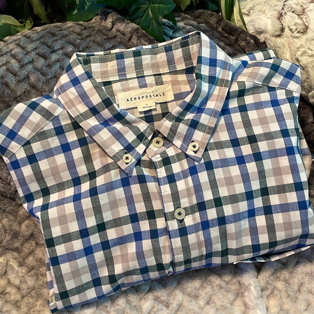 Aeropostale Men’s Like New long sleeve button down shirt Medium blue tan plaid